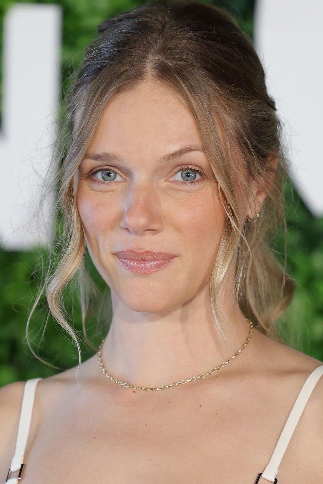 Tracy Spiridakos profile