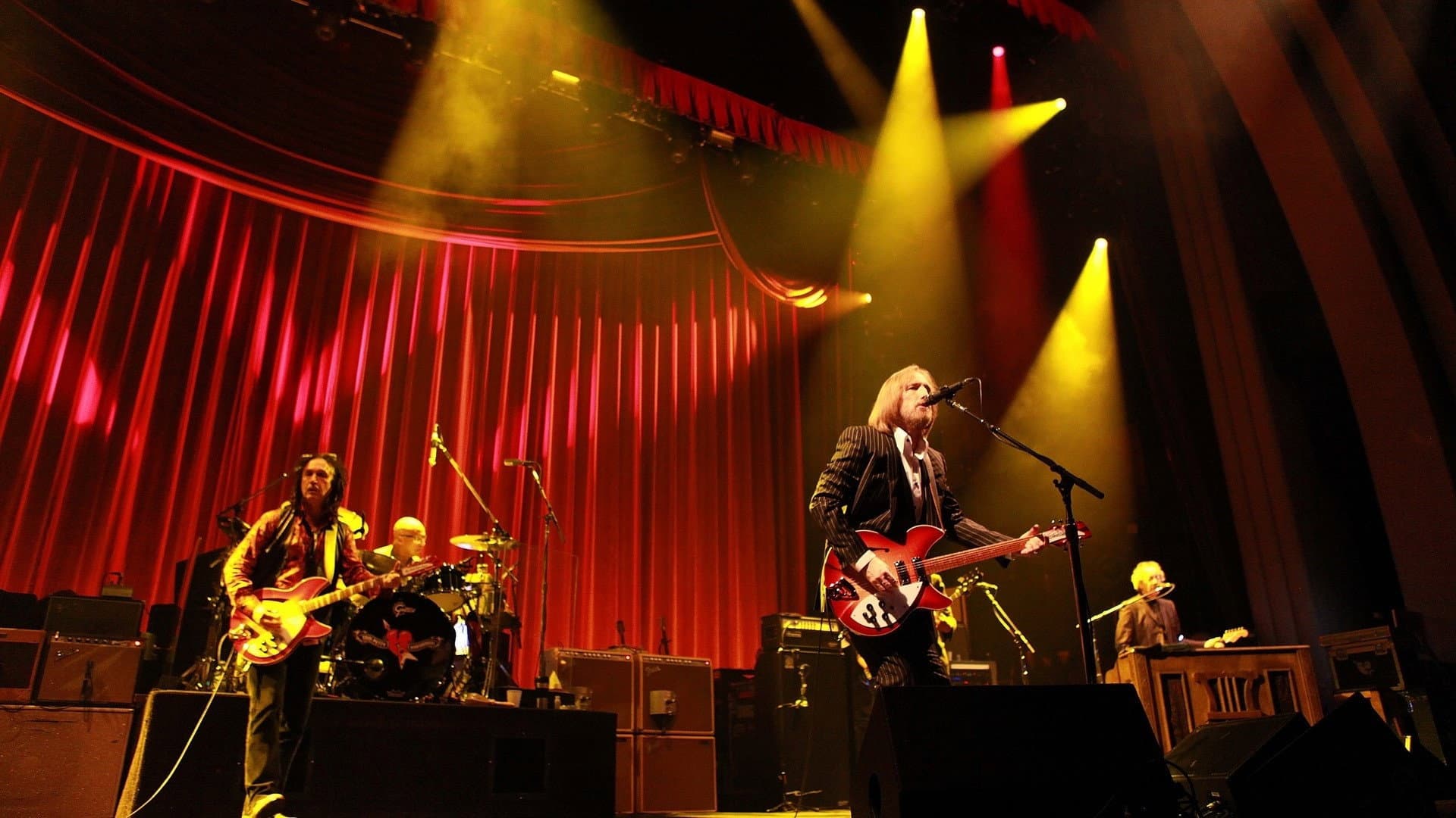 Tom Petty And The Heartbreakers: Live in Concert backdrop