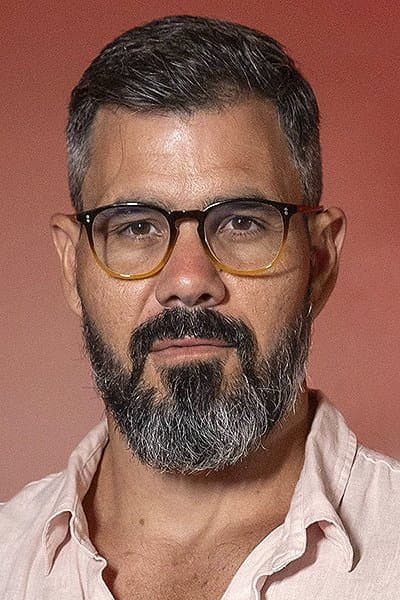 Juliano Cazarré profile