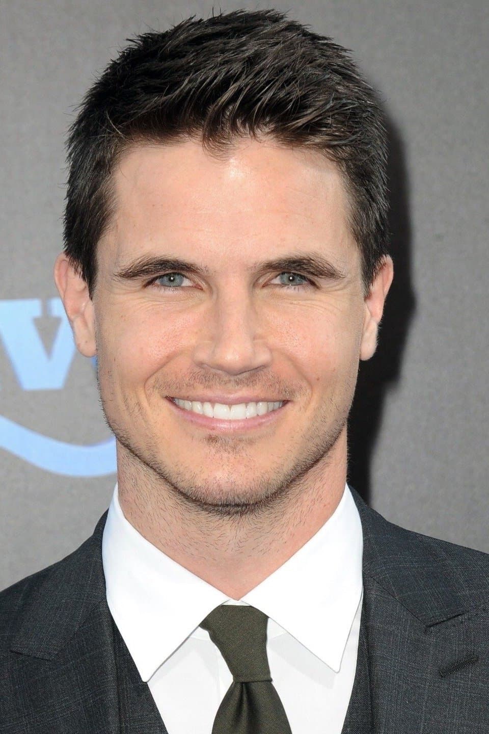 Robbie Amell profile