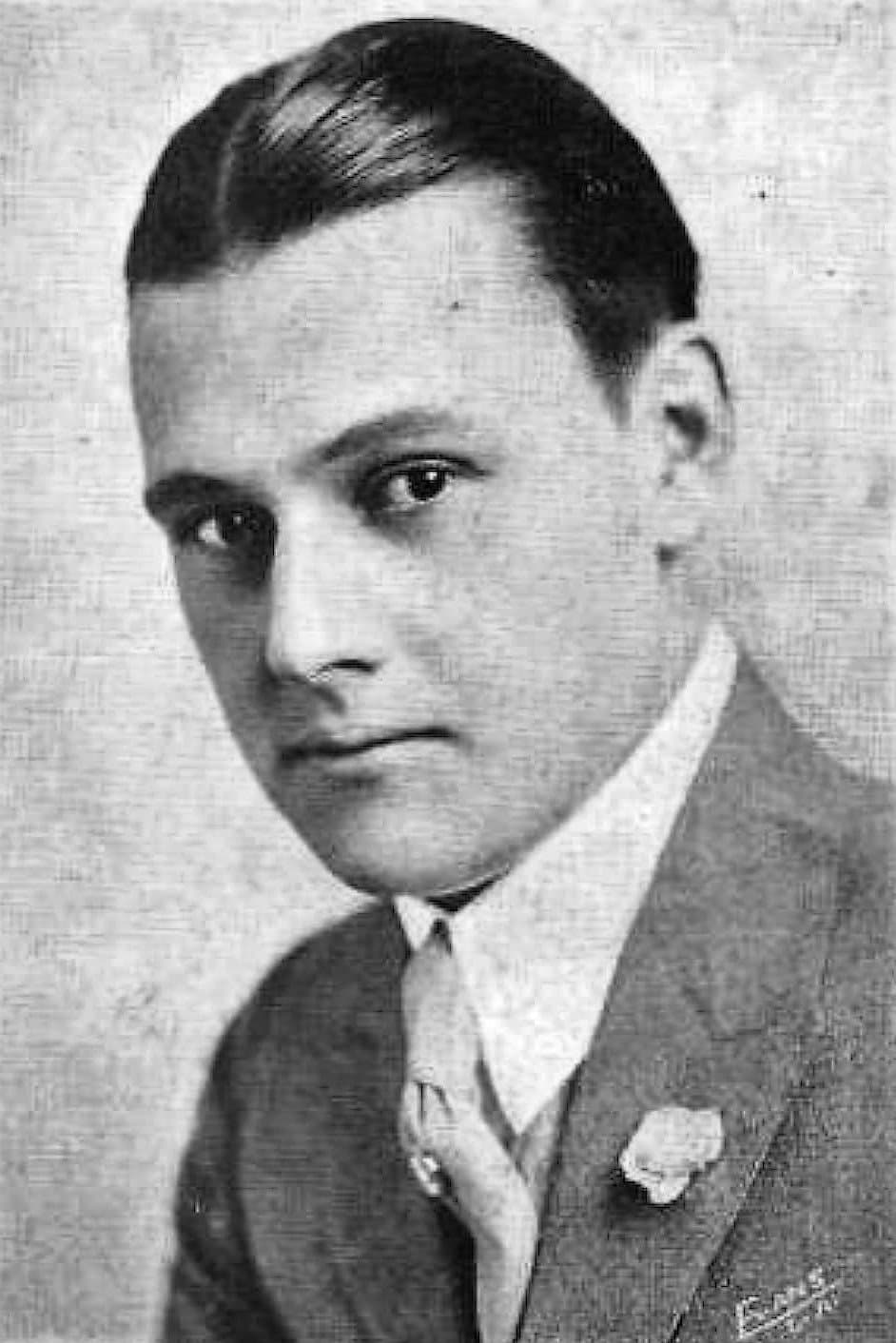 Ashton Dearholt profile