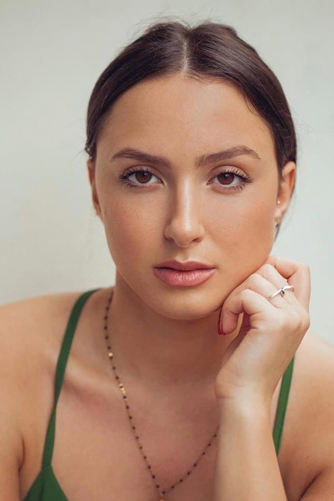 Léora Barbara profile