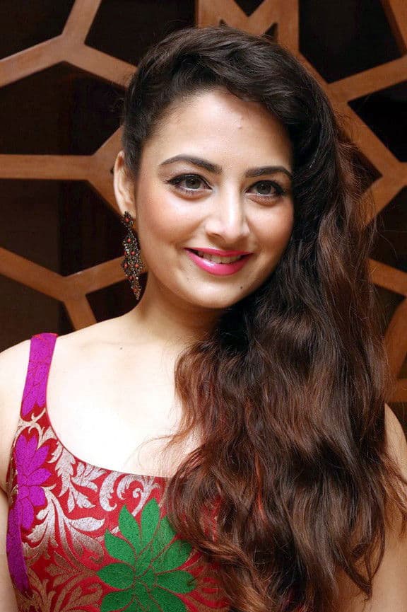Zoya Afroz profile