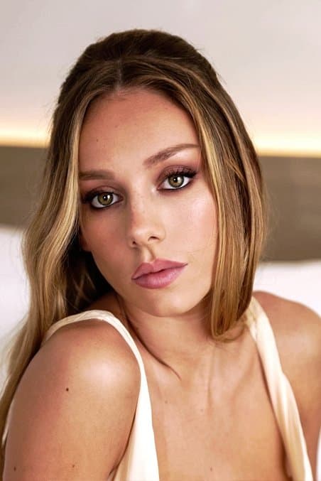 Ester Expósito profile