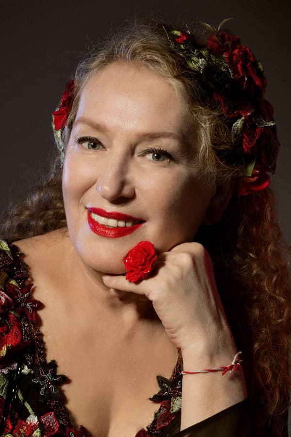 Suzan Kardeş profile