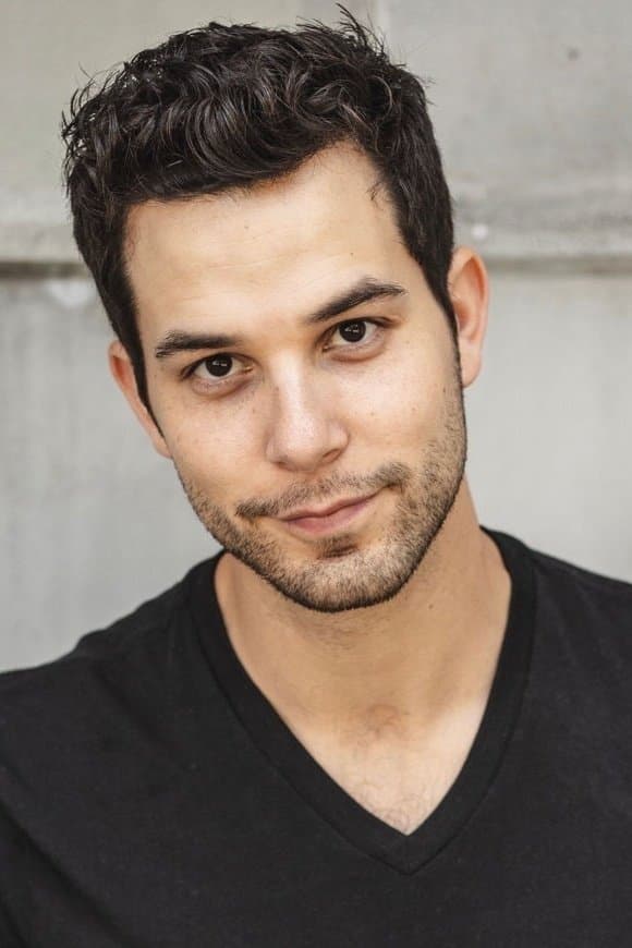 Skylar Astin profile