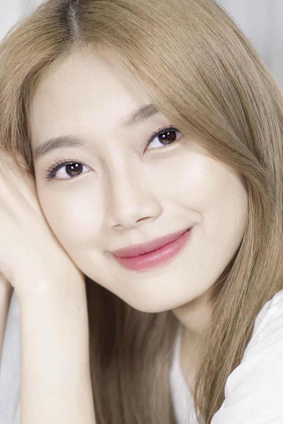 Desy Genoveva profile