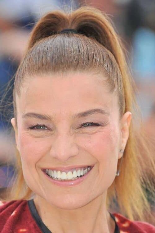 Elli Medeiros profile