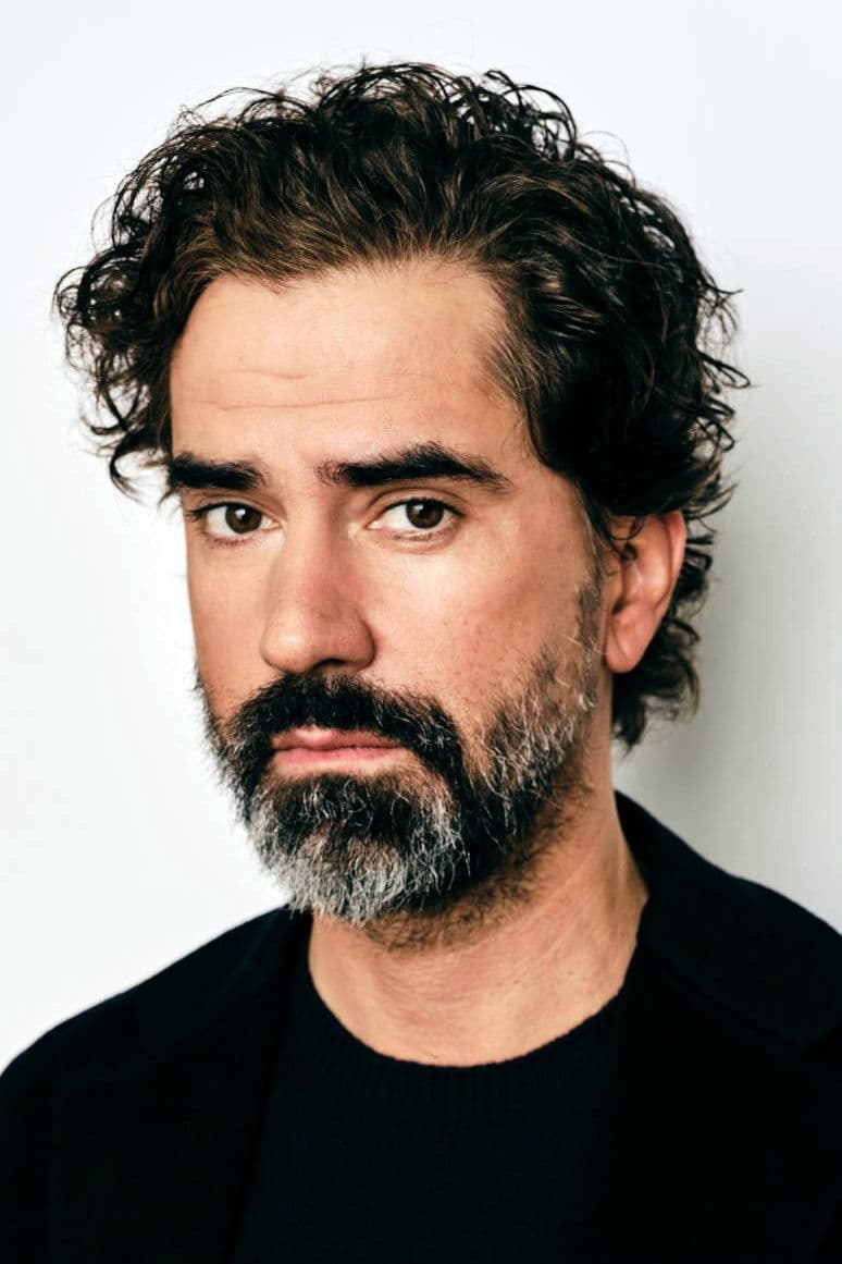 Hamish Linklater profile