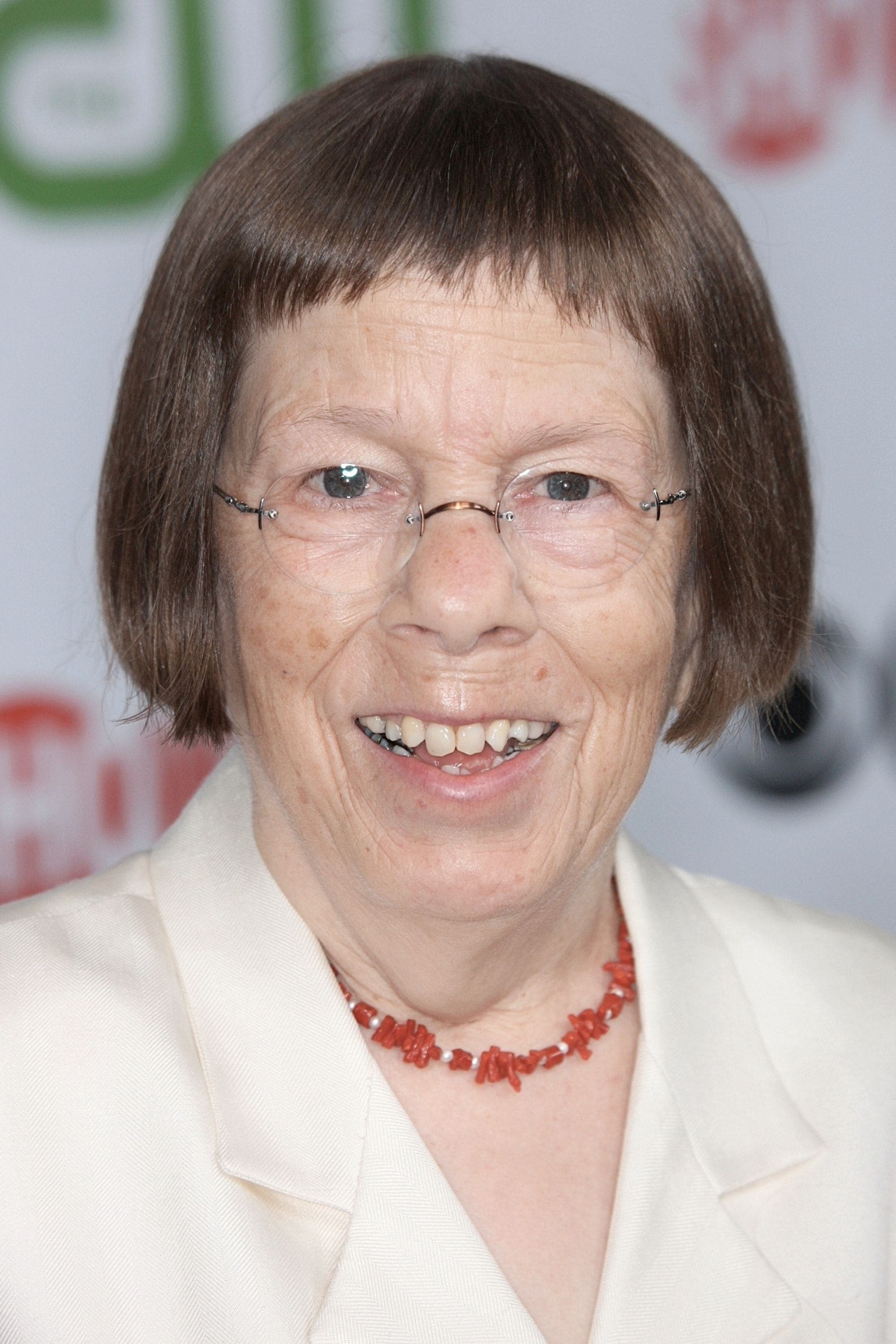 Linda Hunt profile