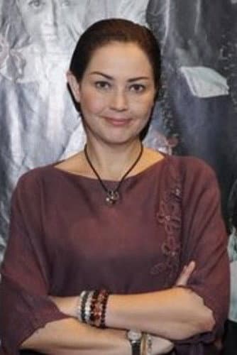 Rowiena Umboh profile