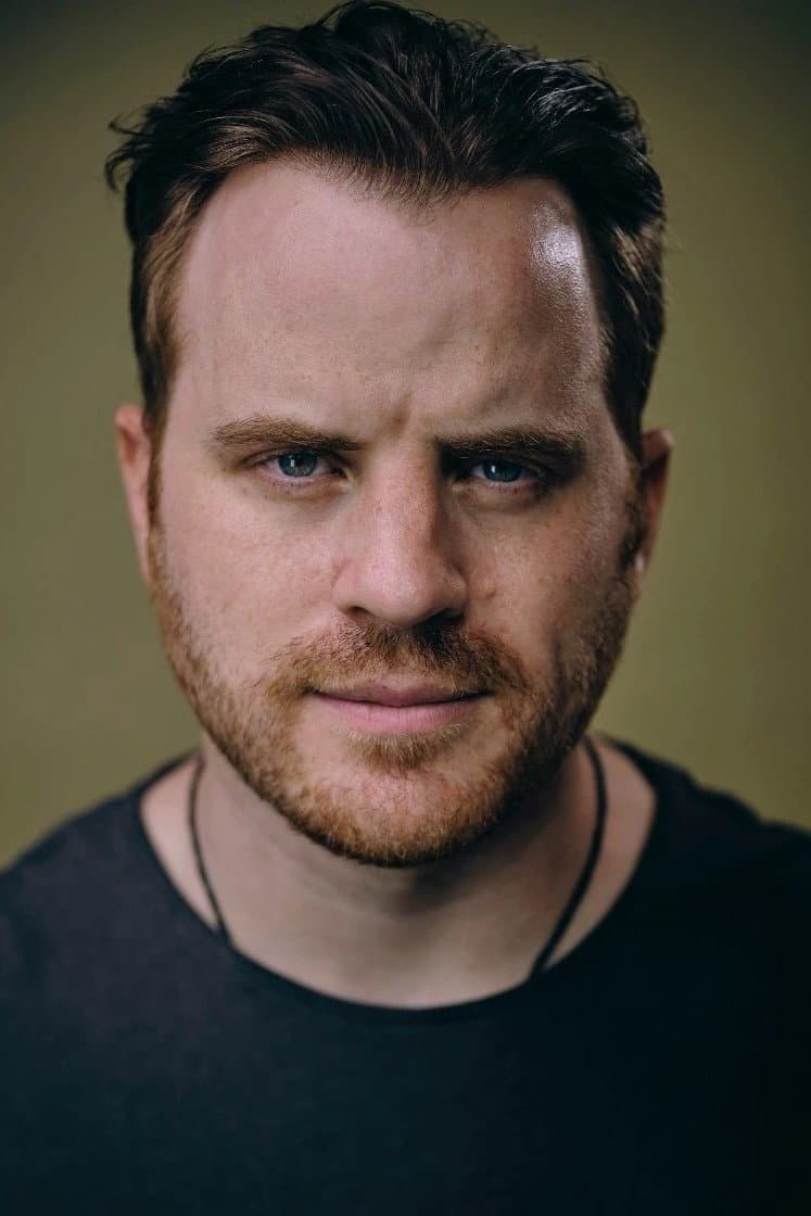 Robert Kazinsky profile
