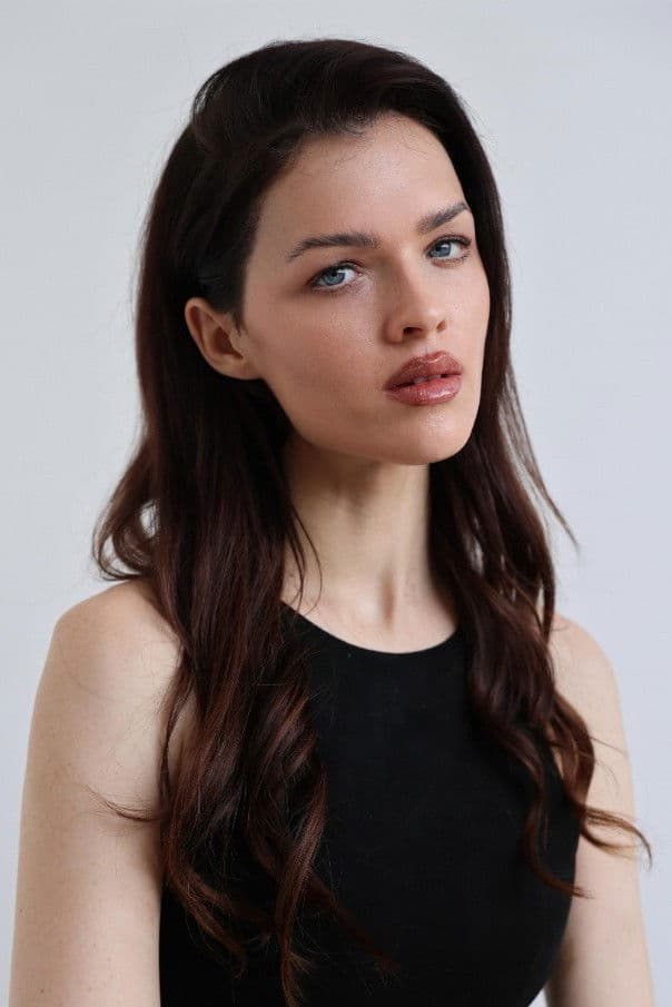 Sedona Legge profile