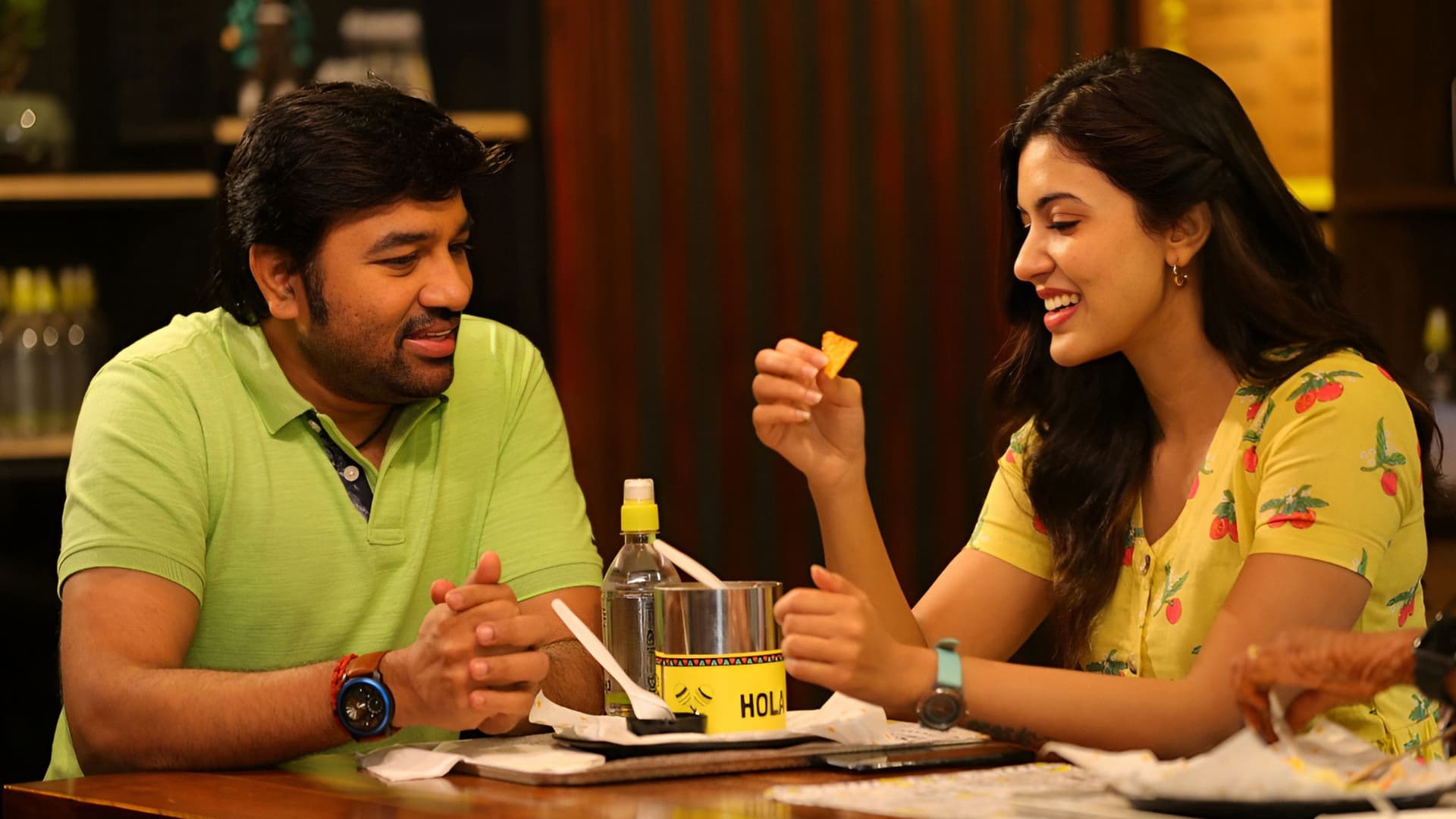 Single Shankarum Smartphone Simranum backdrop