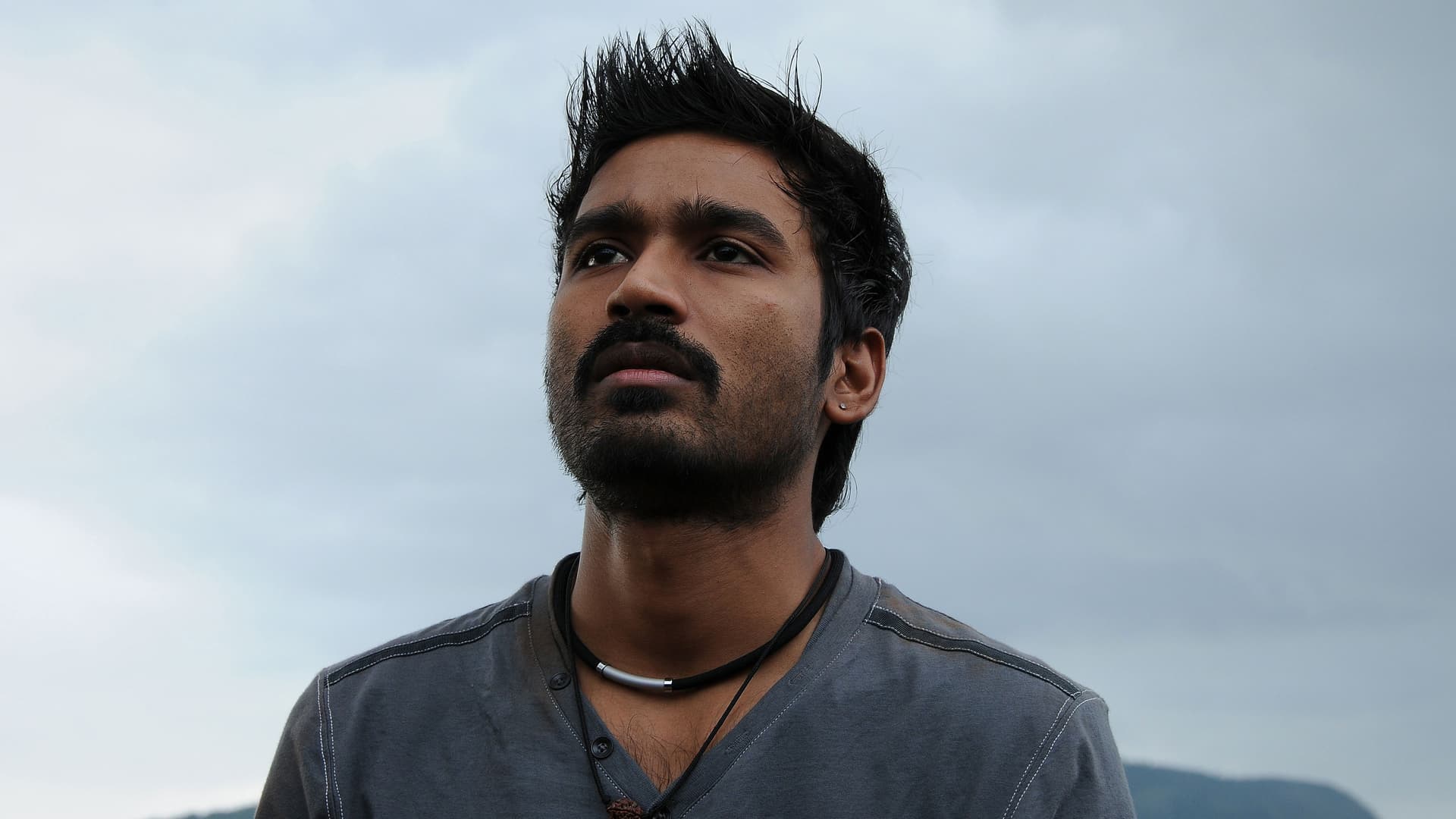 Mayakkam Enna backdrop