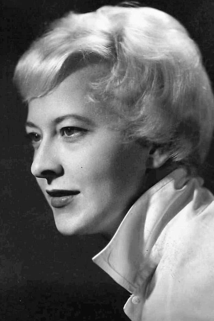 Dora van der Groen profile