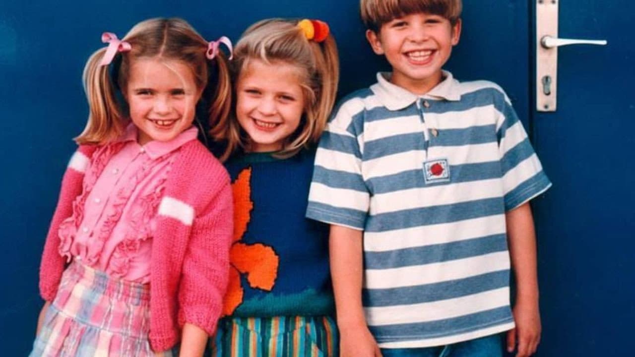 Madelief: Throwing with dolls backdrop