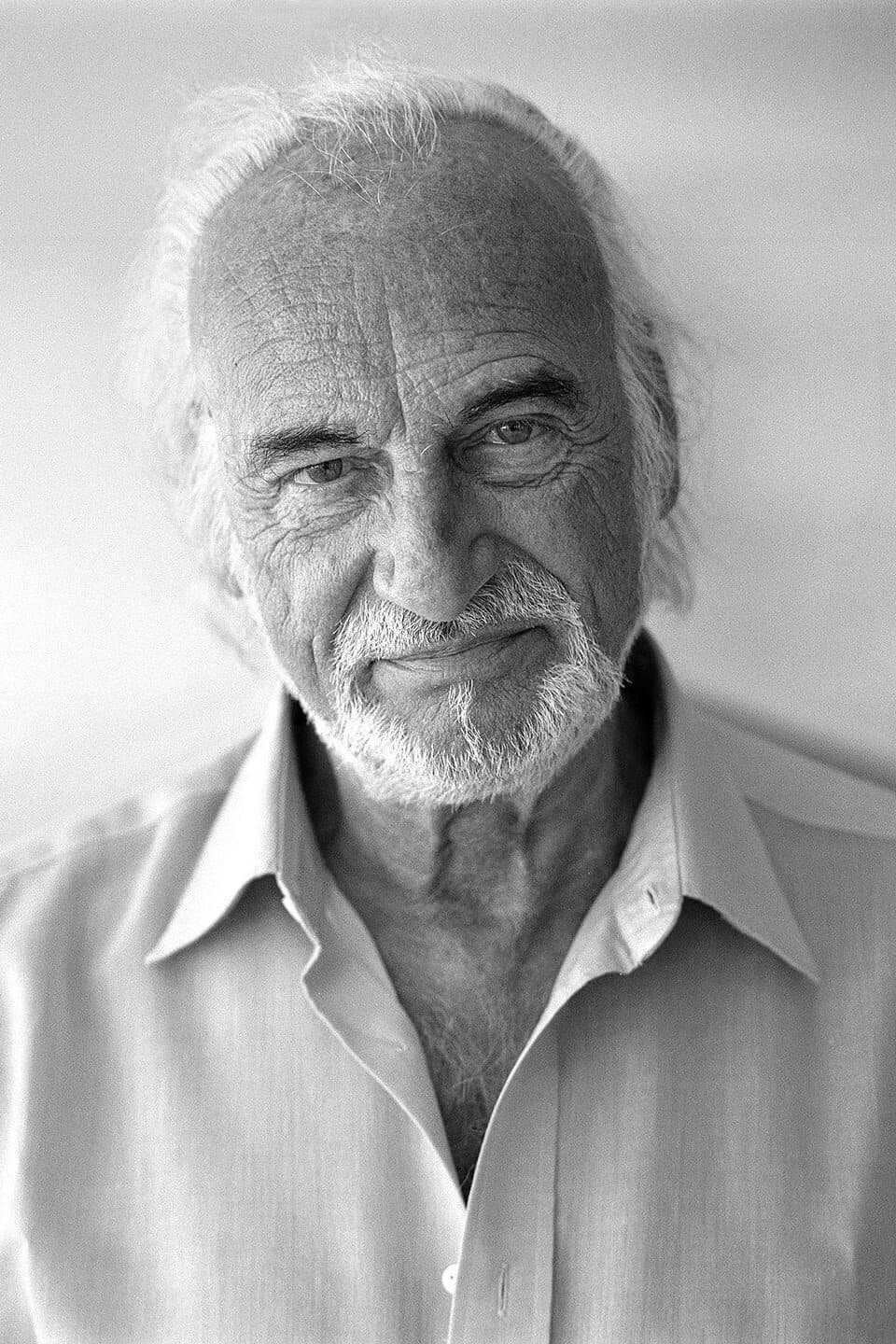 Héctor Alterio profile