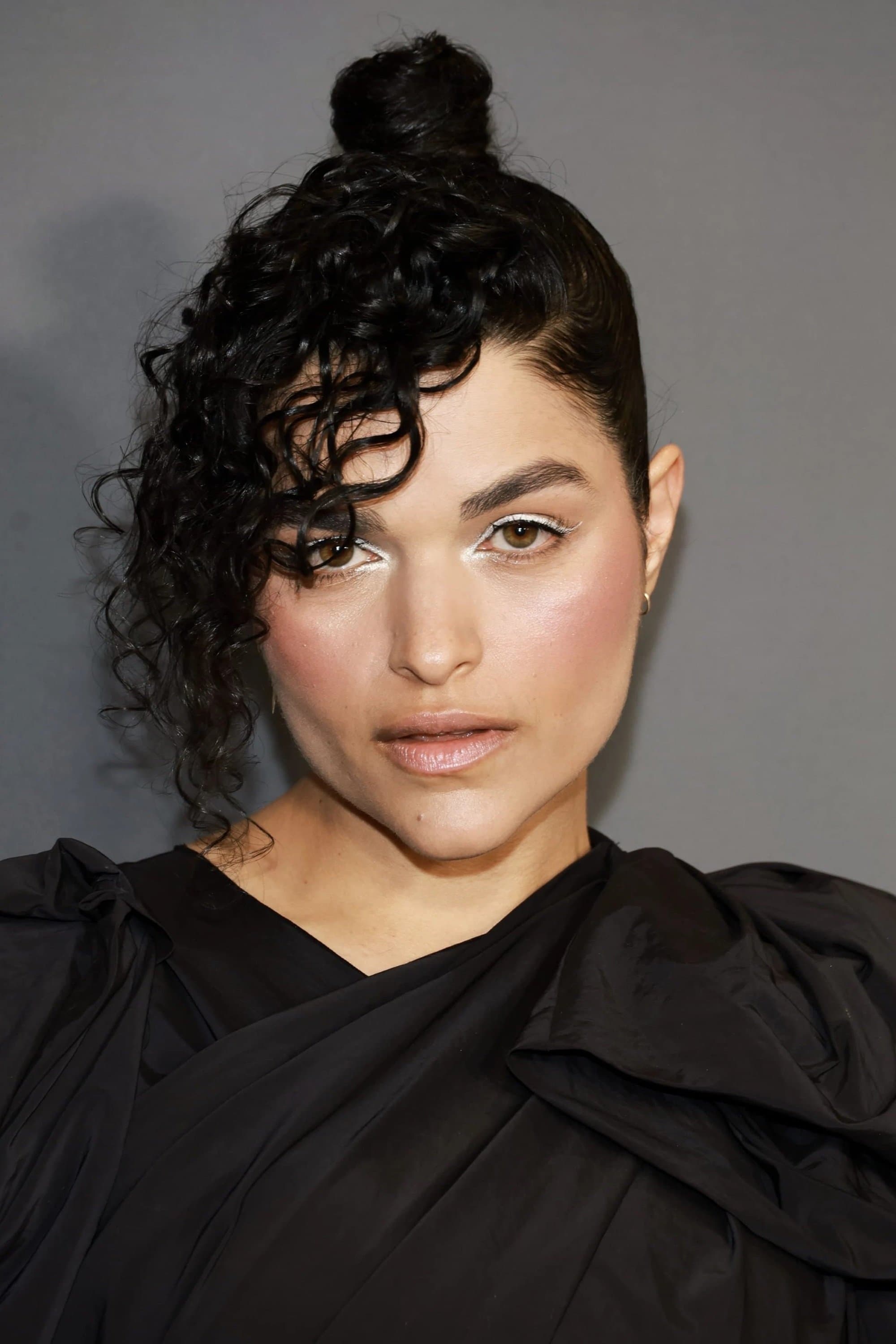 Eve Harlow profile