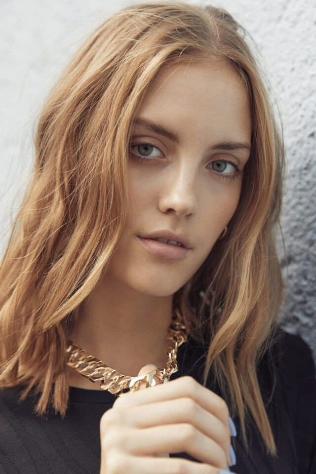 Lola Corfixen profile